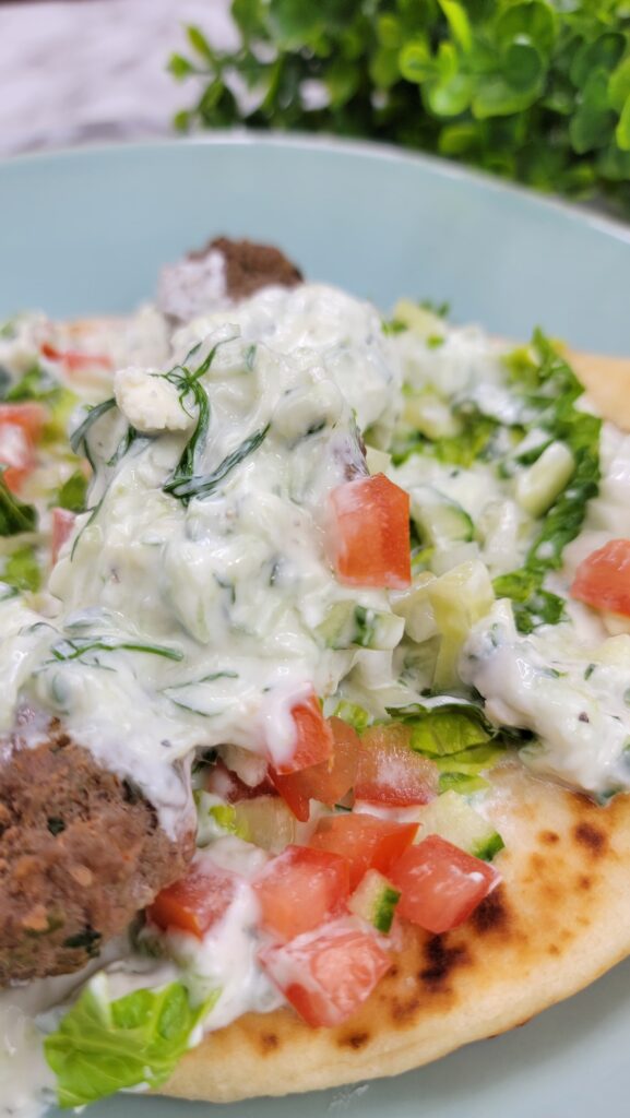 Le Sandwich Naan au Bœuf Grillé et Sa Sauce Yogourt Ultra-Fraîche