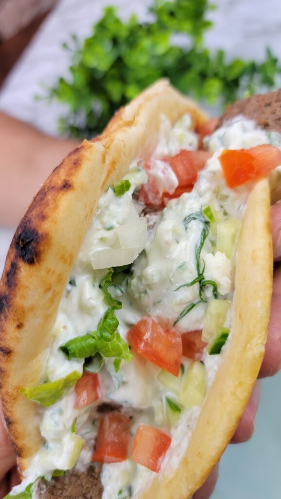 Le Sandwich Naan au Bœuf Grillé et Sa Sauce Yogourt Ultra-Fraîche