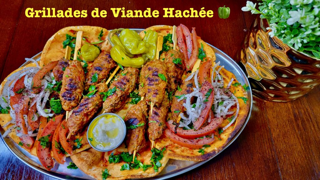 Brochettes de Viande Hachée Grillées : Le Secret du Jus de Poivron